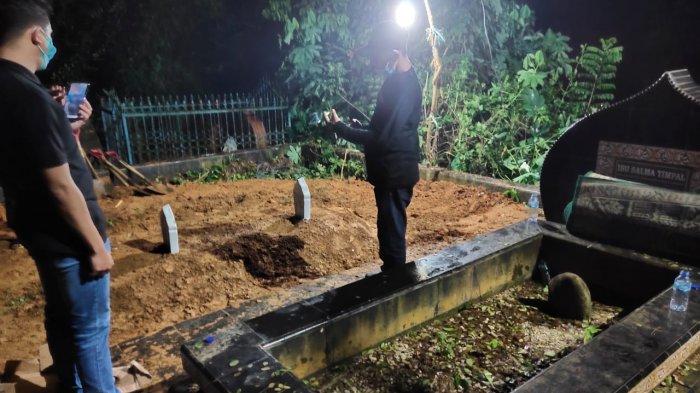 Suasana makam Agista Ariany Bombay yang merupakan istri Gubernur Sulawesi Tenggara Ali Mazi di TPU Punggolaka Kendari, Selasa 13 Juli 2021 malam.