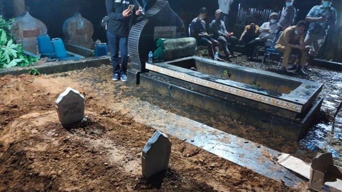 Suasana makam Agista Ariany Bombay yang merupakan istri Gubernur Sulawesi Tenggara Ali Mazi di TPU Punggolaka Kendari, Selasa 13 Juli 2021 malam.