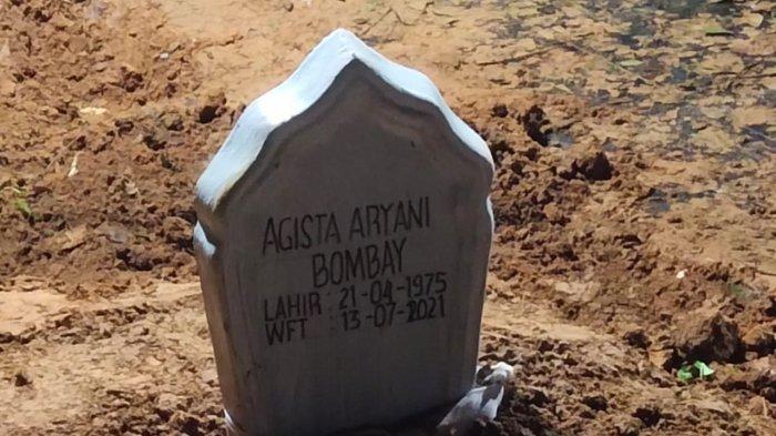Gubernur Sulawesi Tenggara (Sultra) Ali Mazi mengantarkan jenazah sang istri Agista Ariany Bombay ke tempat peristirahatan yang terakhir, Selasa 13 Juli 2021.