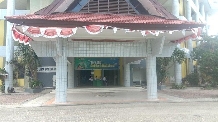 Parkiran Rektor Universitas Halu Oleo (UHO) Prof Muhammad Zamrun nampak tak ada mobil yang parkir.