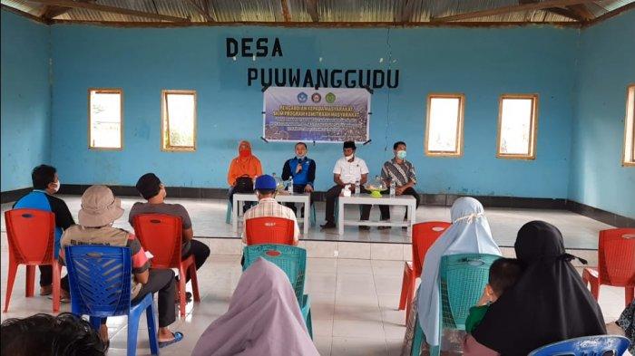 Ketua Jurusan Teknologi Hasil Perikanan Fakultas Perikanan dan Ilmu Kelautan Universitas Halu Oleo (FPIK UHO) Kendari, Kobajashi T Isamu SPi MP, berbicara pada Pelatihan Pemanfaatan Limbah Cangkang Kerang Pokea menjadi Papan Partikel Multifungsi, Sabtu (26/06/2021). Pelatihan kepada warga tersebut digelar di Desa Puuwanggudu, Kecamatan Asera, Kabupaten Konawe Utara (Konut), Provinsi Sulawesi Tenggara (Sultra).