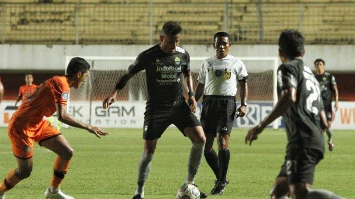 Pemain Persib Bandung asal Brasil, Wander Luiz melewati pengawalan Pemain Persiraja Banda Aceh di lanjutan BRI Liga 1 2021, di Stadion Maguwoharjo, Sleman, Rabu (24/11/2021).