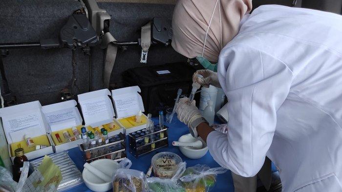Sampling makanan dan minuman takjil oleh BPOM di Kendari, di Jalan Sao-Sao,Kelurahan Bendera, Kecamatan Kadia Kota Kendari Sulawesi Tenggara, Senin (13/4/2021).