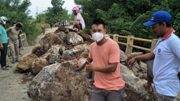 BLOKADE- Sejumlah warga Desa Lalonggatu Kecamatan Tinaggea, Konawe Selatan meblokade jalur penghubung Konsel-Bombana, Minggu (04/04/2021). Warga meminta pemerintah untuk melakukan perbaikan jalan rusak di jalur tersebut.