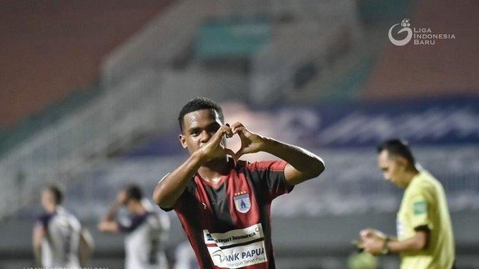 Selebrasi pemain Persipura Jayapura Ramai Melvin Rumakiek. Persipura vs Barito Putera BRI Liga 1 2021, tayang live streaming TV Online petang ini, prediksi line up ( susunan pemain), statistik, head to head.
