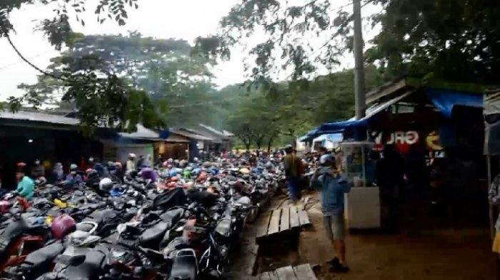 Ribuan motor pemudik yang tengah mengantre menunggu giiran untuk menaiki kapal di Pelabuhan Torobulu, Kabupaten Konawe Selatan (Konsel), Provinsi Sulawesi Tenggara (Sultra), Rabu (5/5/2021)