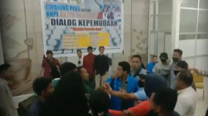 Detik-detik ricuh dialog Cipayung Plus dan KNPI di Kota Baubau, Provinsi Sulawesi Tenggara (Sultra), pemuda lempar kursi hingga adu jotos.