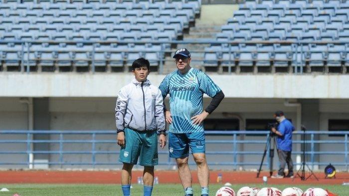 Robert Alberts saat memimpin latihan Persib Bandung (tribunjabar)