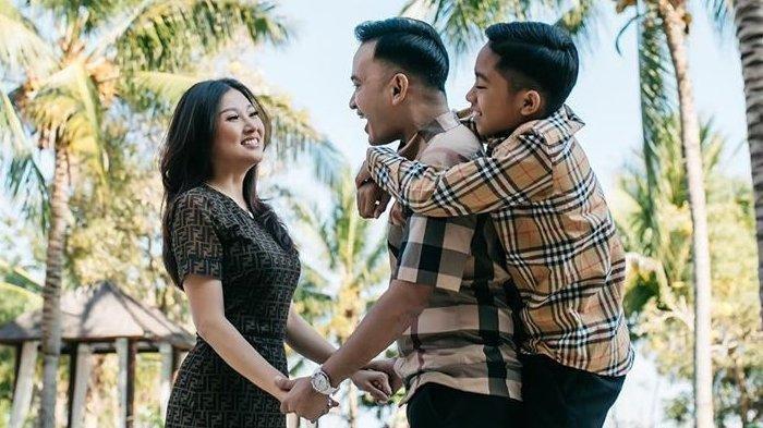 Tampak keluarga Ruben Onsu dan Sarwendah telihat harmonis.