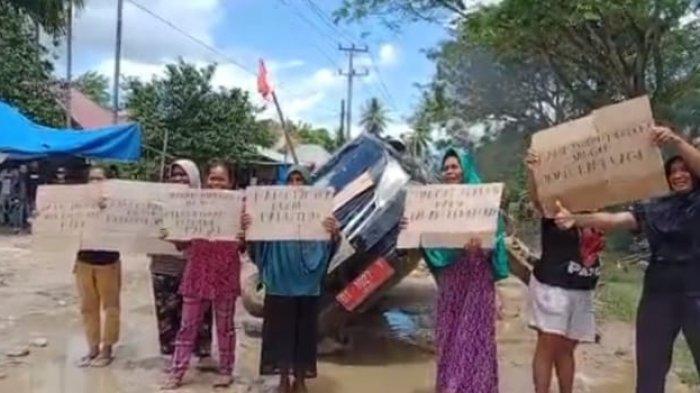Sejumlah emak-emak di Kabupaten Muna, Provinsi Sulawesi Tenggara (Sultra) mengamuk, Senin (30/8/2021) siang.