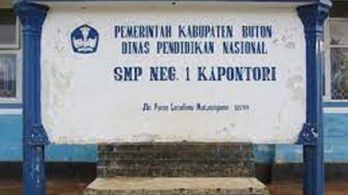 SMP Negeri 1 Kapontori beralamat di Jl Poros Lasalimu, Watumotobe, Kapontori, Kabupaten Buton, Sulawesi Tenggara.