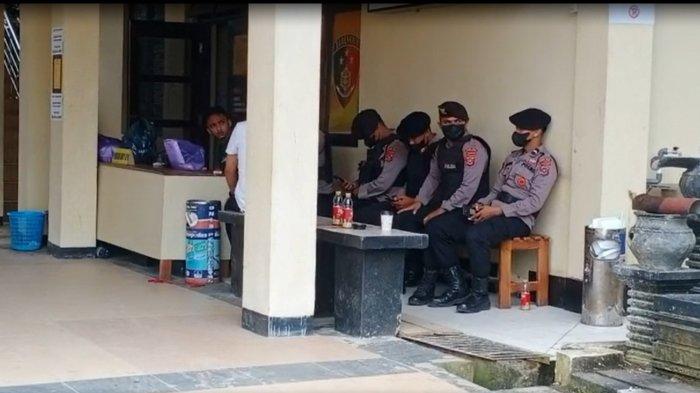 BUPATI KOLTIM - Sejumlah petugas Polisi berjaga di Gedung Direktorat Reserse dan Kriminal Khusus Kepolisian Daerah Sulawesi Tenggara atau Ditreskrimsus Polda Sultra, Mapolda Sultra, Jl Haluoleo, Kelurahan Mokoau, Kecamatan Kambu, Kota Kendari, Provinsi Sultra, Rabu (22/09/2021) siang. Bupati Kolaka Timur Andi Merya Nur diperiksa penyidik Komisi Pemberantasan Korupsi (KPK) di periksa di lantai 2 Gedung Ditreskrimsus Polda Sultra, usai Operasi Tangkap Tangan atau OTT KPK.
Penyidik KPK selanjutnya melakukan pemeriksaan terhadap Andi Merya bersama lima stafnya di ruangan tersebut.