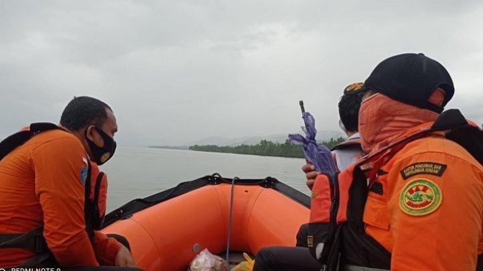 Tim SAR Gabungan saat mencari dua korban tenggelam di perairan Batu Gong Kabupaten Konawe, Sulawesi Tenggara. Kamis (15/07/2021).