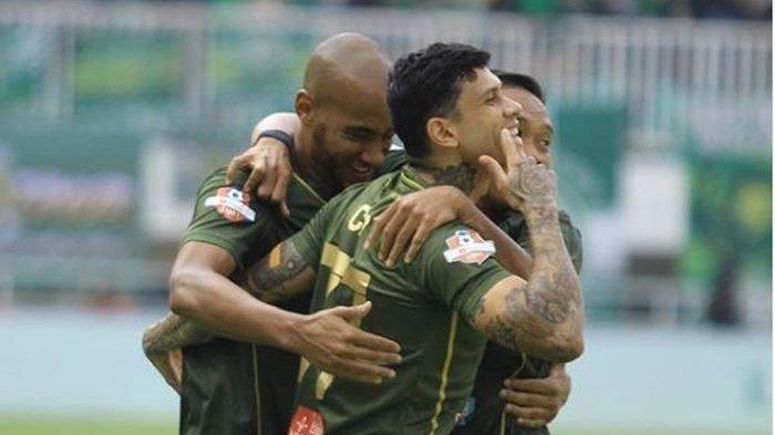 Penyerang Tira Persikabo, Ciro Alves, terlihat dipeluk oleh rekannya di lapangan hijau. Simak prediksi PSS Sleman vs Persikabo 1973 (TR-Kabo) di BRI Liga 1 2021 malam ini, susunan pemain, head to head, link live streaming.
