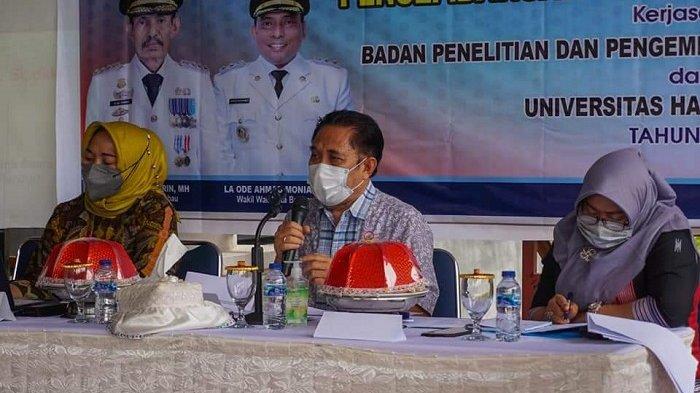 UMKM BAUBAU - Dr Nanik Hindaryatiningsih (kiri) bersama bersama dua orang dosen dan peneliti LPPM UHO Kendari saat seminar bertajuk 'UMKM Naik Kelas', di Kota Baubau, Sulawesi Tenggara, Kamis (22/09/2021).