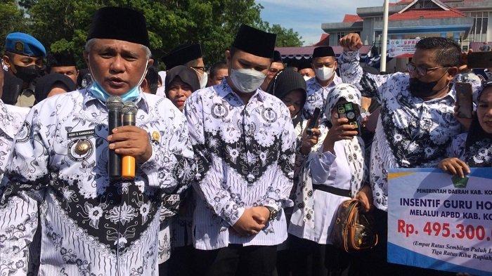 Pemerintah Kabupaten atau Pemkab Konawe menggelar upacara peringatan Hari Guru Nasional dan ulang tahun Persatuan Guru Nasional Republik Indonesia (PGRI) di halaman Kantor Bupati Konawe, Kamis (25/11/2021).