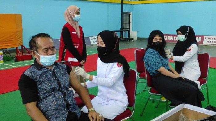 Terlihat seorang dosen yang sedang menerima suntikan vaksinasi Covid-19