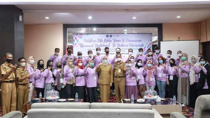 Wakil Wali Kota Kendari Siska Karina Imran, Kepala Dinas Kebudayaan dan Pariwisata Kota Kendari Abdul Rifai , dan peserta pelatihan tata kelola bisnis dan pemasaran berpose bersama di sela pelatihan, di Hotel Zenit Kendari, Selasa (30/11/2021).