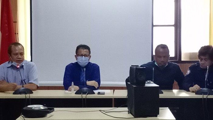 Wakil Rektor (Warek) III Bidang Kemahasiswaan dan Alumni Universitas Haluoleo (UHO) Kendari Nur Arafah memberi keterangan pers terkait aksi perpeloncoan mahasiswa yang diduga dilakukan mahasiswa UHO, di Gedung Rektorat UHO Kendari, Jalan HEA Mokodompit, Kelurahan Anduonohu, Kecamatan Kambu, Kota Kendari, Selasa (2/3/2021).