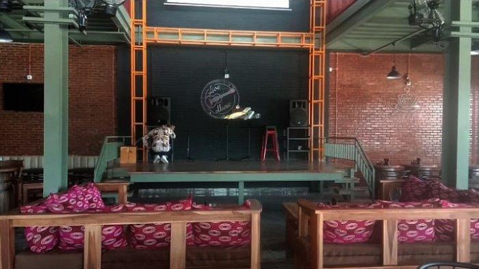 Panggung untuk live musik di kedai baru Warkop Kopi Kita di Jl Malik Raya, Kelurahan Korumba, Kecamatan Mandonga, Kota Kendari, Sulawesi Tenggara, Rabu (8/9/2021).