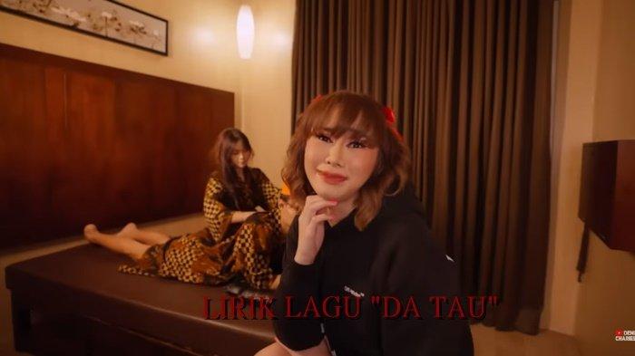 Kini Denise Chariesta komplain pada akun gosip,Hal ini karena wajahnya disandingkan dengan Regi Datau.