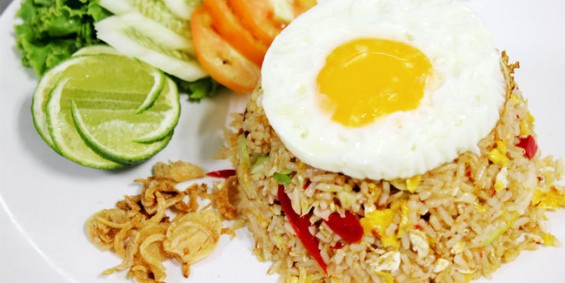 Rendang dan Nasi Goreng Paling Enak di Dunia, Lho!