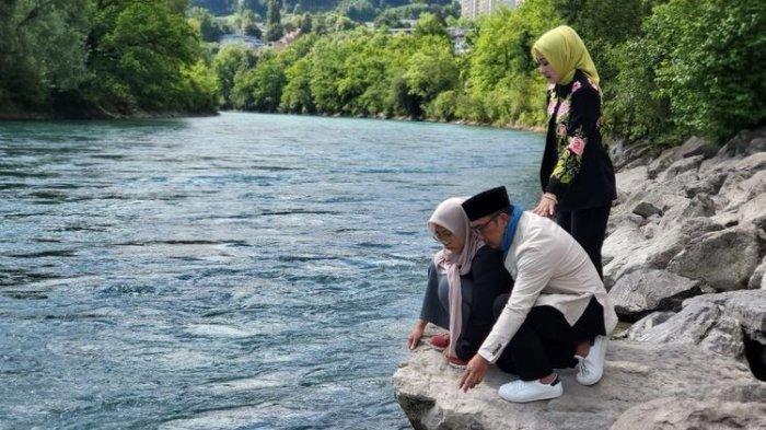 Ridwan Kamil, Atalia, dan Zara melarungkan bunga tanda melepaskan Eril