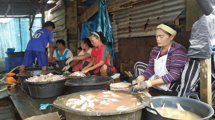 Aktivitas warga di sentra pembuatan ikan asin di Lorong Keramat, Kawasan 5 Ulu, Kecamatan Seberang Ulu I, Kota Palembang, Minggu (5/9/2021)