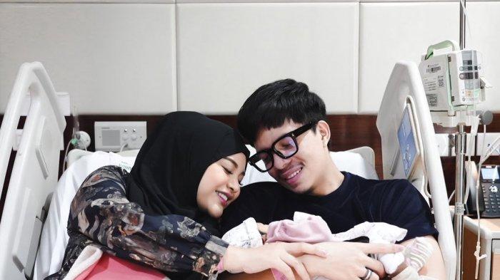 Disebutkan Atta Halilintar foto bersama Baby AH dan Aurel Hermansyah adalah foto keluarga pertamanya, Jumat(25/2/2022).