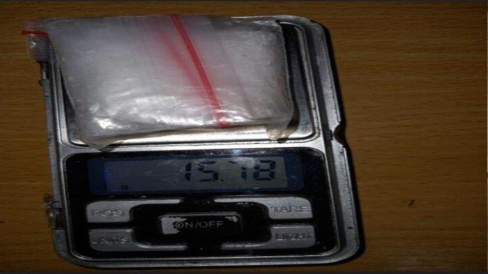 Dua paket narkotika jenis sabu seberat 15.78 gram yang disimpan pada celana dalam tersangka SI, istri SO yang diamankan polisi Polres OKU Timur. Pasutri SO dan SI diamankan saat mereka sebelumnya ngebut berkendara, Senin (29/3/2021).