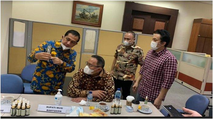 Pertemuan Wali Kota Lubuklinggau, Sumatera Selatan Prana Putra Sohe dan Bupati Musi Banyuasin (Muba) Dodi Reza Alex Noerdin. Mereka bertemu di Kantor Staf Khusus (Stafsus) Presiden Diaz Hendropriyono beberapa waktu lalu.