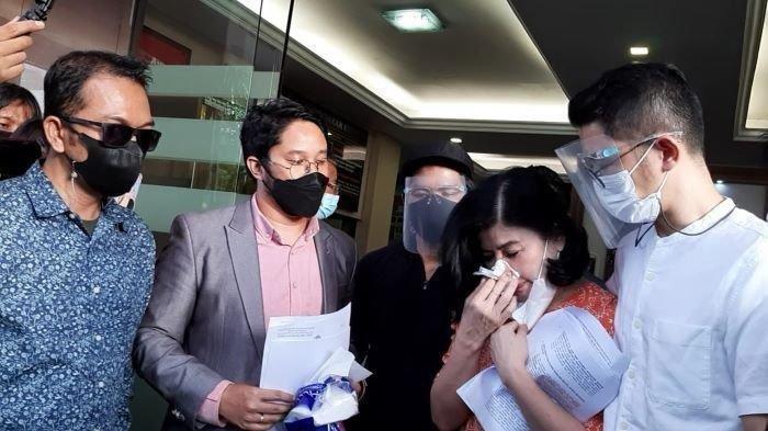 Desiree Tarigan Sitompul yang ditemani tim kuasa hukum Hotman Paris, melaporkan Hotma Sitompul dengan dua laporan, yakni dugaan pencemaran nama baik lewat media sosial atau ITE dan penyerobotan tanah. Tangis Desiree Ibunda Bams Saat Laporkan Hotma Sitompul ke Polisi, Tak Terima Dituding Selingkuh