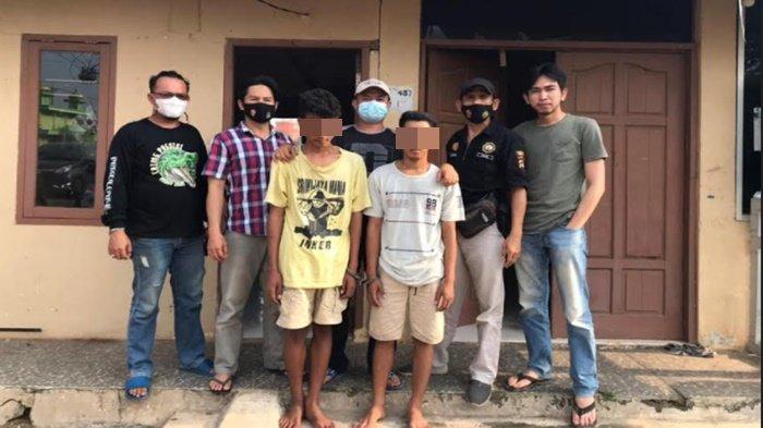 Dua sekawan AS dan Feri Irawan tersangka kepemilikan sabu diamankan beserta barang bukti di Mapolsek Pemulutan.