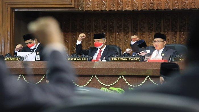 Gubernur Jawa Tengah Ganjar Pranowo menilai Presiden Joko Widodo punya kepedulian tinggi terhadap seni, budaya dan adat di Indonesia