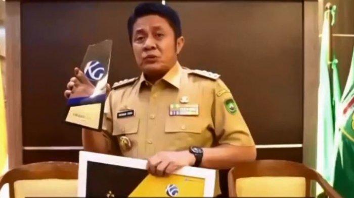 Gubenur Sumsel Herman Deru meraih Kompas Gramedia Award dengan kategori Inovatif Dalam Pembangunan Infratsruktur dan Lumbung Pertanian Sumatera Selatan