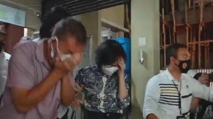 Heriyanti Putri Akidi Tio bersama Suami, Rudi Sutadi,suaminya beserta anak laki-laki mereka berinisial KL keluar dari gedung Ditreskrimum Polda Sumsel pada pukul 21.57 WIB.