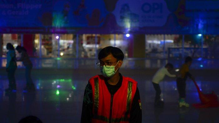 Riando, seorang rink guard yang bertuga untuk membantu apabila pemain ice skating terjatuh.