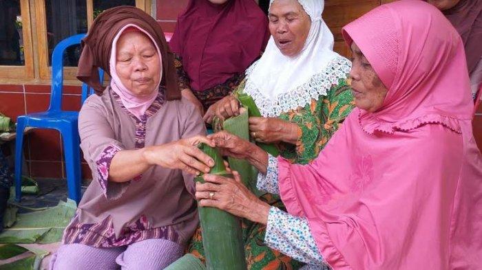 Kota Pagaralam memiliki beberapa makanan khas, diantaranya ikan masak ghuas atau ikan di dalam bambu.