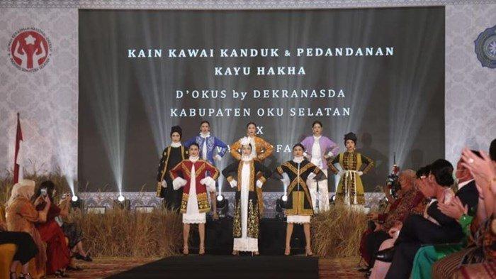 Ketua Dewan Kesenian Nasional Daerah (Dekranasda) Kabupaten OKU Selatan Isyana Lonitasari Popo mengenalkan kain Kawai Kanduk dan Pedandanan Kayu Hakha D’OKUS by Dekranasda Kabupaten OKU Selatan pada malam puncak Fashion Show Sewet Karya Kriya Sriwijaya dikegiatan Rakerda Dekranasda Sumsel, di Ballroom Hotel Aryaduta Palembang, Jumat (5/3/2021) malam.