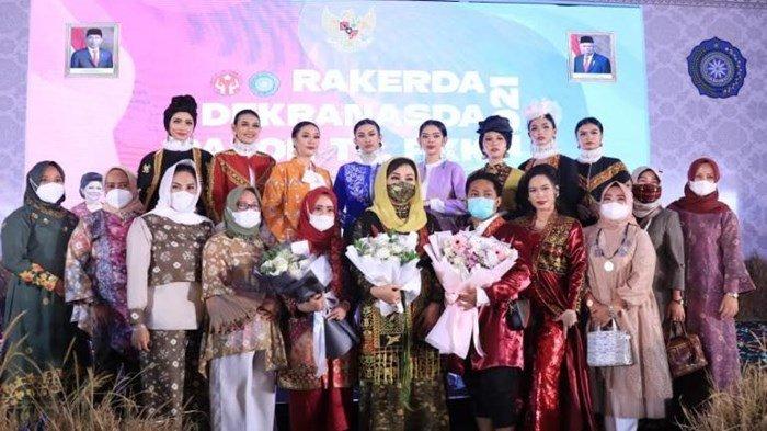 Ketua Dewan Kesenian Nasional Daerah (Dekranasda) Kabupaten OKU Selatan Isyana Lonitasari Popo mengenalkan kain Kawai Kanduk dan Pedandanan Kayu Hakha D’OKUS by Dekranasda Kabupaten OKU Selatan pada malam puncak Fashion Show Sewet Karya Kriya Sriwijaya dikegiatan Rakerda Dekranasda Sumsel, di Ballroom Hotel Aryaduta Palembang, Jumat (5/3/2021) malam.