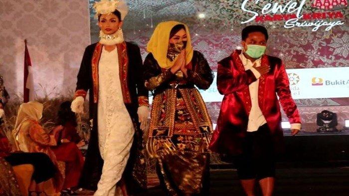 Ketua Dewan Kesenian Nasional Daerah (Dekranasda) Kabupaten OKU Selatan Isyana Lonitasari Popo mengenalkan kain Kawai Kanduk dan Pedandanan Kayu Hakha D’OKUS by Dekranasda Kabupaten OKU Selatan pada malam puncak Fashion Show Sewet Karya Kriya Sriwijaya dikegiatan Rakerda Dekranasda Sumsel, di Ballroom Hotel Aryaduta Palembang, Jumat (5/3/2021) malam.