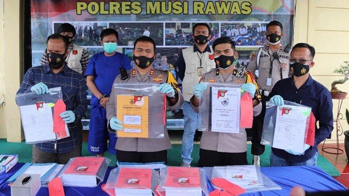 Berkas perkara dugaan korupsi dana BLT DD yang dilakukan tersangka Askari (43) Kades) Sukowarno Kecamatan Sukakarya dinyatakan lengkap (P21) dan perkaranya akan segera dilimpahkan ke kejaksaan. Demikian disampaikan Kapolres Musirawas AKBP Efrannedy saat rilis kasus, Selasa (12/1/2021).