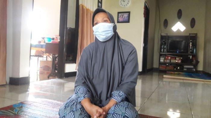 Lilis (56), kakak keempat Tuti (55), korban rajapati di Subang, saat ditemui di kediamannya, Selasa (24/8/2021).