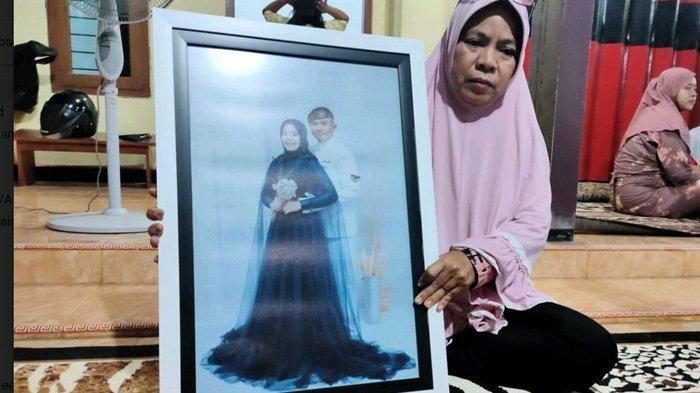 Yayak Dwi Ernawati, ibu mertua Serda Ede Pandu Yudha Kusuma, merupakan operator senjata 2 di KRI Nanggala 402 yang dinyatakan hilang kontak di perairan Bali Utara sejak, Rabu (21/4). Pandu adalah warga Banyuwangi.