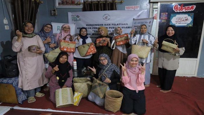 Pengembangan produksi craft berbahan Purun Rawa yang berada di Dusun IV Kec. Pedamaran Ogan Komering Ilir (OKI), PLN UP3 Ogan Ilir memfasilitasi UMKM Binaannya yakni Kelompok Pengrajin Purun Pedamaran “RUDE GEBOL DJUAI”.