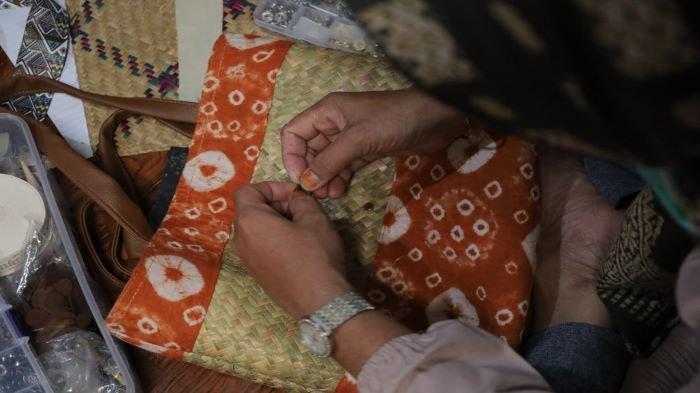 Pengembangan produksi craft berbahan Purun Rawa yang berada di Dusun IV Kec. Pedamaran Ogan Komering Ilir (OKI), PLN UP3 Ogan Ilir memfasilitasi UMKM Binaannya yakni Kelompok Pengrajin Purun Pedamaran “RUDE GEBOL DJUAI”.