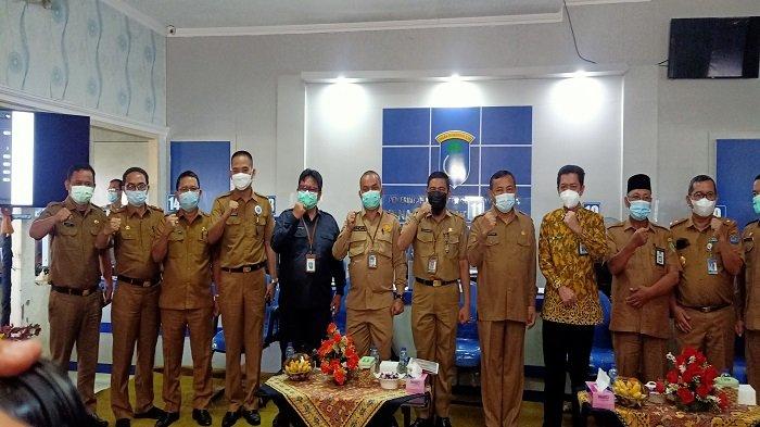 Bupati Ogan Komering Ilir, H. Iskandar SE membuka sosialisasi dan melaunching website layanan administrasi kependudukan online (Lakon) Mandira dari rumah bisa, dikantor Disdukcapil OKI, Senin (12/4/2021) siang