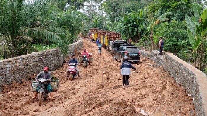 Puluhan kendaraan terjebak macet di jalan poros Karang Dapo - Rawas Ilir, Kabupaten Musi Rawas Utara, Senin (8/11/2021).