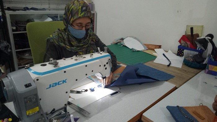 Masayu Maryani menjahit tas dengan seni Patchwork yang berasal dari Amerika di rumahnya yang beralamat di Jalan Sulaiman Amin, Palembang
