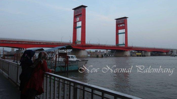 JEMBATAN AMPERA - Dua orang sedang melihat jembatan Ampera dari Dermaga Point. Jembatan Ampera merupakan ikon kota Palembang